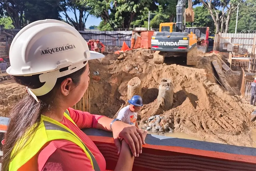 Imagem de uma arqueologa realizando o monitoramento arqueológico.
